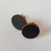 Musta nappikorvakoru, pyöreä. Valmistettu koivuvanerista ja maalattu käsin.