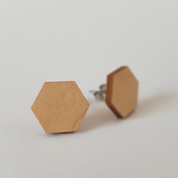 Screenshot_20230118_125714_Chrome Maalaamaton nappikorvakoru, kuusikulmio